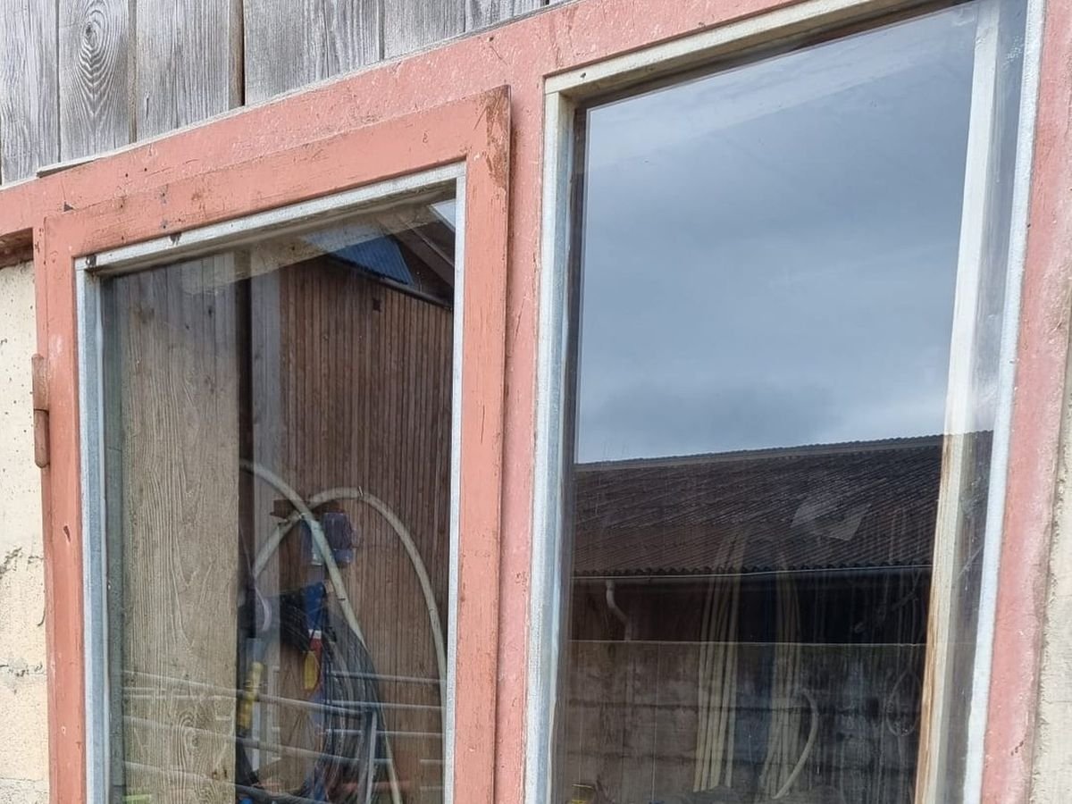 La même porte vitrée après nettoyage par Diamond.VD, verre transparent