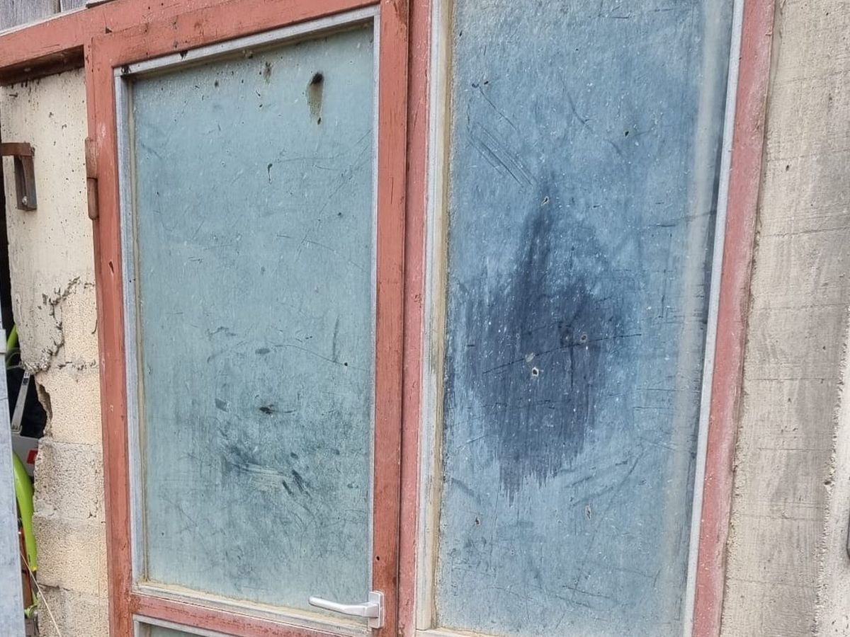 Porte vitrée d'atelier au verre opaque avant nettoyage, Broye vaudoise