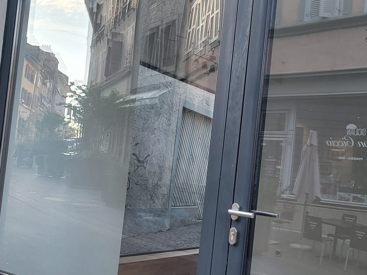 Vitrine de commerce après retrait des adhésifs et nettoyage du vitrage